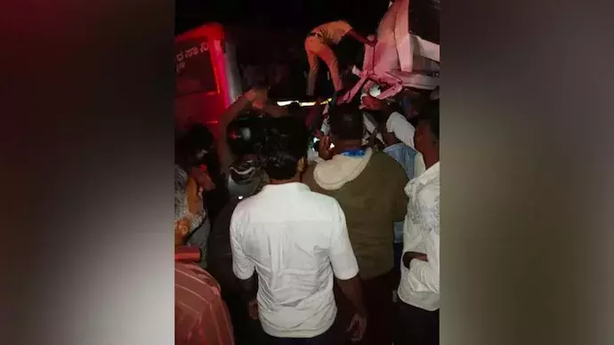 കർണാടകയിൽ ടെമ്പോ ട്രാവലറും പാൽവണ്ടിയും കൂട്ടിയിടിച്ച് ഒമ്പത് പേർ മരിച്ചു കർണാടകയിൽ ടെമ്പോ ട്രാവലറും പാൽവണ്ടിയും കൂട്ടിയിടിച്ച് ഒമ്പത് പേർ മരിച്ചു