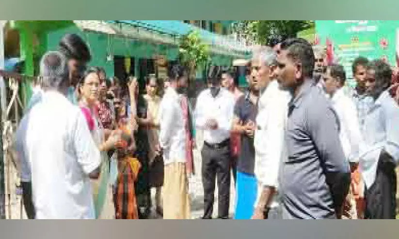 ആദിവാസി കുട്ടികളുടെ വാഹനം നിർത്തലാക്കി; രക്ഷിതാക്കൾ സ്കൂൾ ഉപരോധിച്ചു