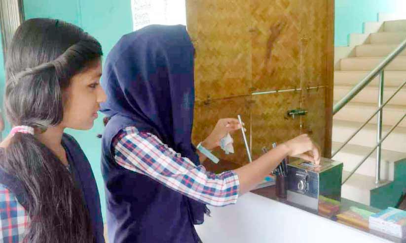 ആളില്ലാപീടികയിൽ സത്യസന്ധതയുടെ നിറവ്; കുട്ടമശ്ശേരി ഗവ. ഹയർ സെക്കൻഡറി സ്കൂളിലാണ് ഷോപ് ആരംഭിച്ചത് ആളില്ലാപീടികയിൽ സത്യസന്ധതയുടെ നിറവ്; കുട്ടമശ്ശേരി ഗവ. ഹയർ സെക്കൻഡറി സ്കൂളിലാണ് ഷോപ് ആരംഭിച്ചത്