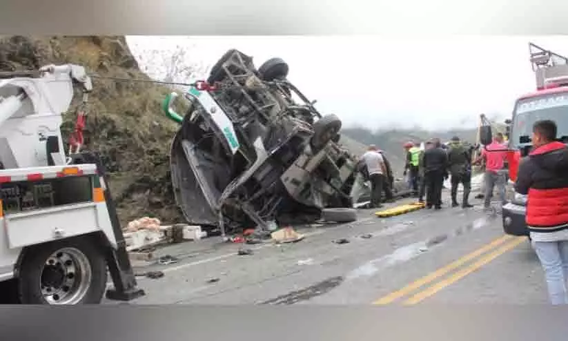 കൊളംബിയയിൽ ബസ് മറിഞ്ഞ് 20 പേർ മരിച്ചു,15 പേർക്ക് പരിക്ക് കൊളംബിയയിൽ ബസ് മറിഞ്ഞ് 20 പേർ മരിച്ചു,15 പേർക്ക് പരിക്ക്