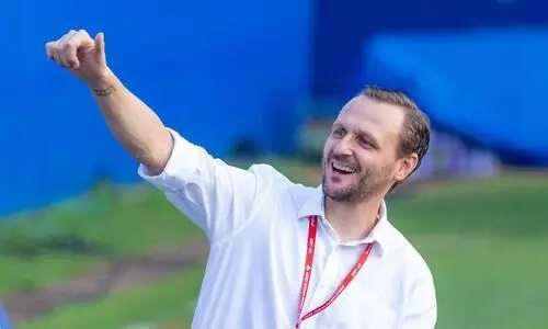 ആരവങ്ങൾക്ക് നടുവിലേക്ക് ആവേശമായി ആശാൻ, ഇതൊരു ഒന്നൊന്നര വരവ്..