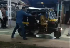 റെയിൽവേ പ്ലാറ്റ്‌ഫോമിൽ ഓട്ടോ ഓടിച്ചയാളെ ആർ.പി.എഫ് അറസ്റ്റ് ചെയ്തു