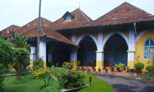 ബിഷപ്സ്​ ഹൗസിന് മുന്നിൽ വിശ്വാസികളുടെ സൂചന സമരം