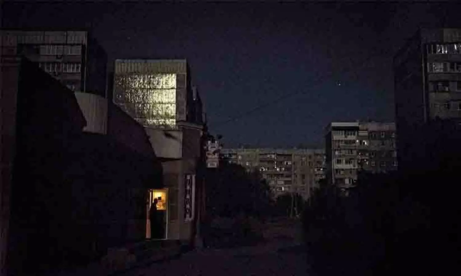 റഷ്യൻ ആക്രമണം: യുക്രെയ്ൻ നഗരങ്ങൾ ഇരുട്ടിൽ