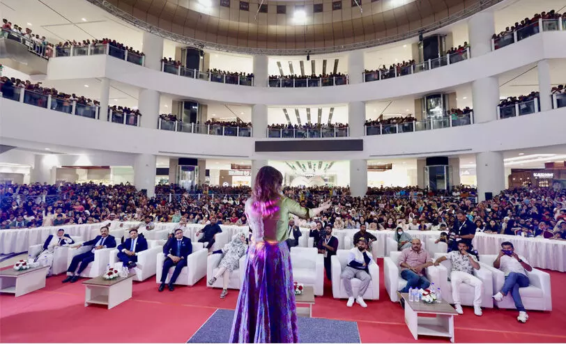 കിഴക്കൻ പ്രവിശ്യയുടെ ഹൃദയം കീഴടക്കി ആയിഷയായി മഞ്ജു വാര്യർ