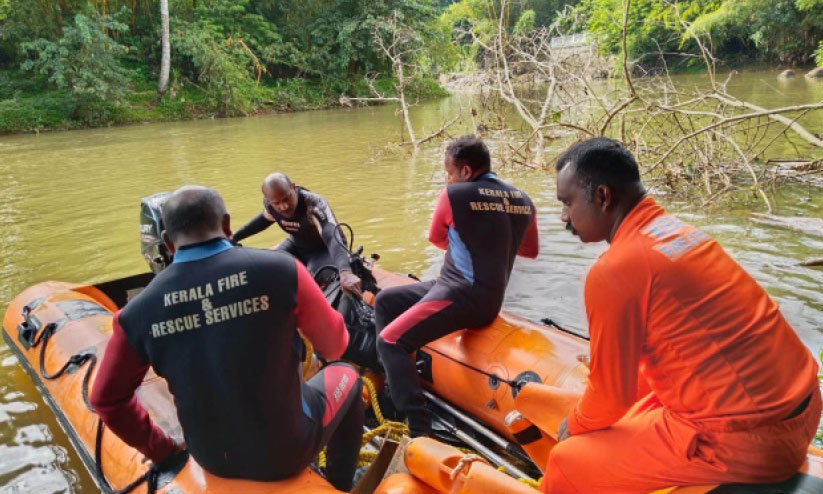 ഒഴുക്കിൽപെട്ട് മരിച്ച ജിബിത്തിന് കണ്ണീരോടെ വിട; പ്രതീക്ഷയോടെ കാത്ത് നിരഞ്ജന്റെ കുടുംബം ഒഴുക്കിൽപെട്ട് മരിച്ച ജിബിത്തിന് കണ്ണീരോടെ വിട; പ്രതീക്ഷയോടെ കാത്ത് നിരഞ്ജന്റെ കുടുംബം