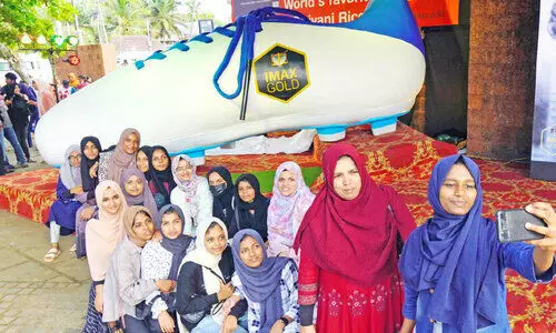 ലോകകപ്പ് ആവേശം; ഭീമൻ ബൂട്ട് കാണാൻ ജനമൊഴുകി