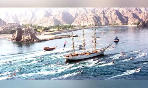 ശ​ബാ​ബ്​ ഒ​മാ​ൻ-​ര​ണ്ട്​ നാ​ട​ണ​ഞ്ഞു; സ​ലാ​ല തു​റ​മു​ഖ​ത്തെ​ത്തി