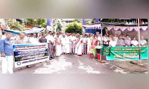 മെ​ഡി​ക്ക​ൽ കോ​ള​ജ്: ആ​ക്ഷ​ൻ ക​മ്മി​റ്റി സ​മ​രം എ​ട്ടാം ദി​വ​സ​ത്തി​ലേ​ക്ക്