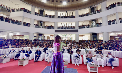 കിഴക്കൻ പ്രവിശ്യയുടെ ഹൃദയം കീഴടക്കി ആയിഷയായി മഞ്ജു വാര്യർ