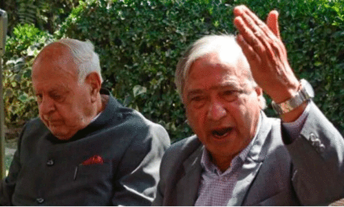 കശ്മീരിന് പുറത്തുള്ളവരെ വോട്ടർമാരായി ഉൾപ്പെടുത്തൽ; എതിർപ്പറിയിച്ചുള്ള രാഷ്ട്രീയ നേതാക്കളുടെ യോഗം ഇന്ന്