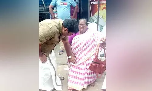 ബസിൽനിന്ന്​ വീണ വയോധികക്ക്​ സഹായവുമായി എം.എൽ.എ