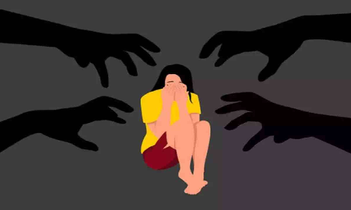 ഡോക്ടറും സഹായിയും യുവതിയെ ബലാത്സംഗം ചെയ്തു; പരാതി പിൻവലിക്കാൻ മൂന്ന് ലക്ഷം വാഗ്ദാനം