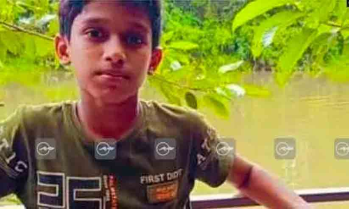 സ്കൂൾ ബസുകൾക്കിടയിൽ കുടുങ്ങി വിദ്യാർഥി മരിച്ചു