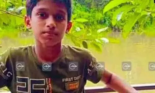 സ്കൂൾ ബസുകൾക്കിടയിൽ കുടുങ്ങി വിദ്യാർഥി മരിച്ചു