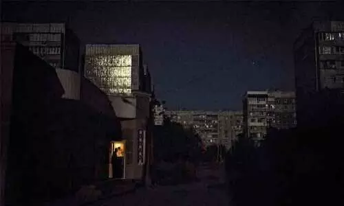 റഷ്യൻ ആക്രമണം: യുക്രെയ്ൻ നഗരങ്ങൾ ഇരുട്ടിൽ റഷ്യൻ ആക്രമണം: യുക്രെയ്ൻ നഗരങ്ങൾ ഇരുട്ടിൽ