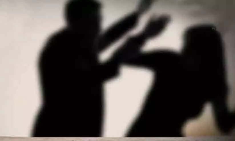 ജോലിക്ക് പോയ യുവതിക്ക് മദ്യപിച്ചെത്തിയ ഭർത്താവിന്റെ ക്രൂര മർദനം; വധശ്രമത്തിന് കേസ് ജോലിക്ക് പോയ യുവതിക്ക് മദ്യപിച്ചെത്തിയ ഭർത്താവിന്റെ ക്രൂര മർദനം; വധശ്രമത്തിന് കേസ്