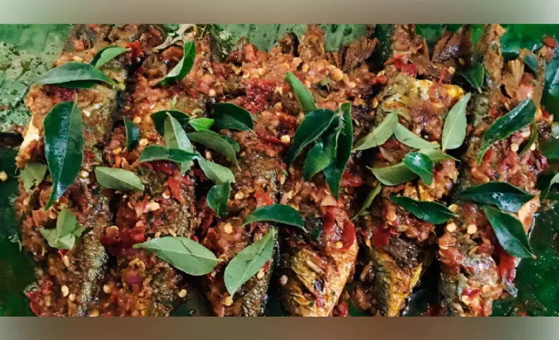 പുളിയും വറ്റൽ മുളകും ചേർത്ത് വാഴയിലയിൽ പൊള്ളിച്ചെടുത്ത മീൻ