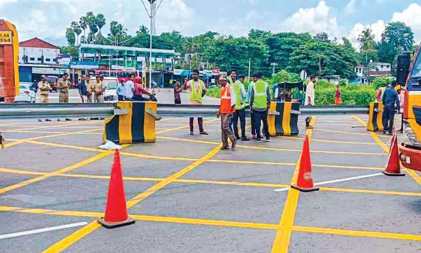 വടക്കഞ്ചേരി മംഗലം സിഗ്നൽ ജങ്ഷൻ പൂർണമായും അടച്ചു