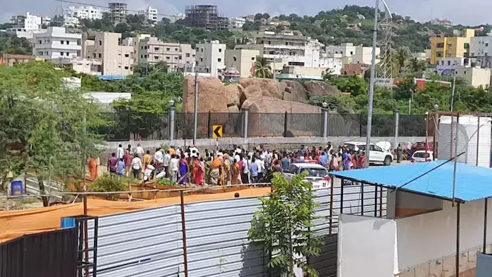 ഹൈദരാബാദിലെ മുസ്‌ലിം പള്ളിയിൽ അതിക്രമിച്ചുകയറി പൂജ നടത്തി; സംഘർഷാവസ്ഥ