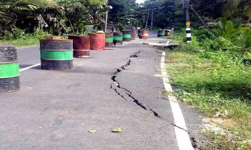 കല്ലടയാറിനോട് ചേർന്ന റോഡിലെ വിള്ളൽ പരിഹരിക്കാൻ നടപടിയില്ല