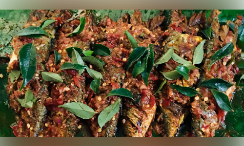 പുളിയും വറ്റൽ മുളകും ചേർത്ത് വാഴയിലയിൽ പൊള്ളിച്ചെടുത്ത മീൻ