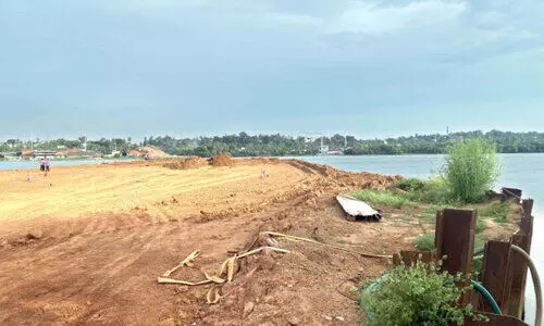 കപ്പല് കടക്കാൻ ഉയരംകൂട്ടണം; വളപട്ടണം പുതിയ പാലം വൈകും കപ്പല് കടക്കാൻ ഉയരംകൂട്ടണം; വളപട്ടണം പുതിയ പാലം വൈകും