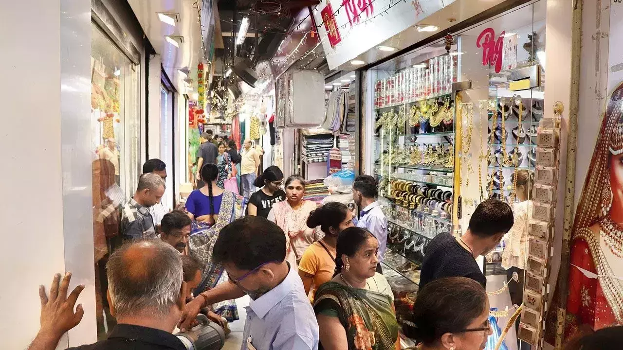 ദീപാവലി വിപണി: പോക്കറ്റടിക്കാൻ മധ്യപ്രദേശിൽ നിന്ന് സ്ത്രീകളുടെ സംഘം