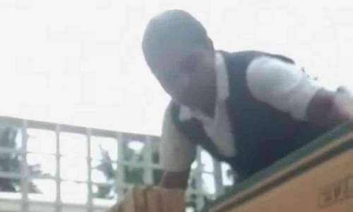 ടൈൽസിറക്കാൻ ബന്ധുക്കളെ ചുമട്ടുതൊഴിലാളികൾ അനുവദിച്ചില്ല; ഒറ്റക്കിറക്കി വീട്ടമ്മ