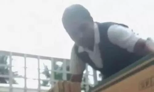 ടൈൽസിറക്കാൻ ബന്ധുക്കളെ ചുമട്ടുതൊഴിലാളികൾ അനുവദിച്ചില്ല; ഒറ്റക്കിറക്കി വീട്ടമ്മ