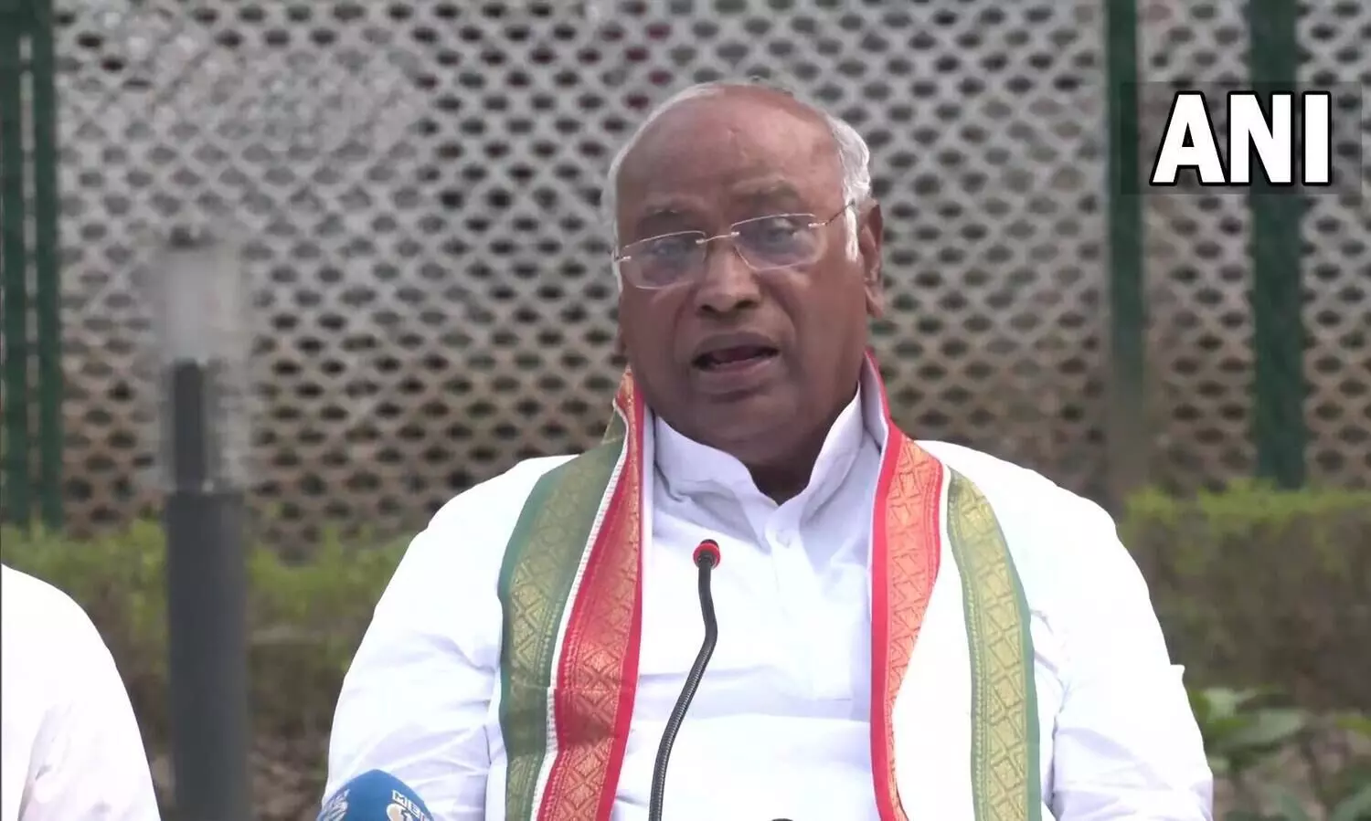 പാർട്ടിയെ എങ്ങനെ മുന്നോട്ട് കൊണ്ടു പോകണമെന്ന് തരൂരുമായി ചർച്ച ചെയ്തു -മല്ലികാർജുൻ ഖാർഗെ