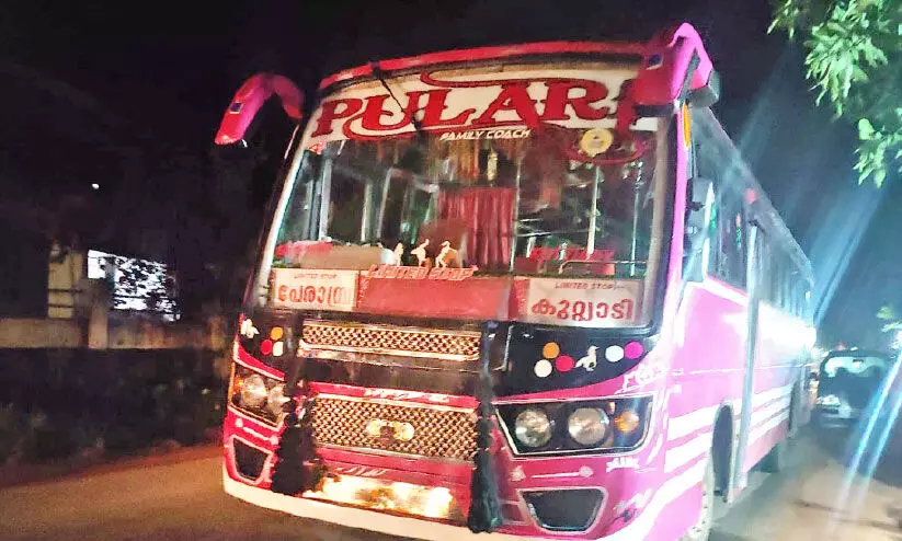 ജീവൻ വേണമെങ്കിൽ മാറിനിന്നോളൂ; നാട്ടുകാർ അമിതവേഗം ചോദ്യം ചെയ്തു, യാത്രക്കാരെ രാത്രി പെരുവഴിയിലിറക്കി