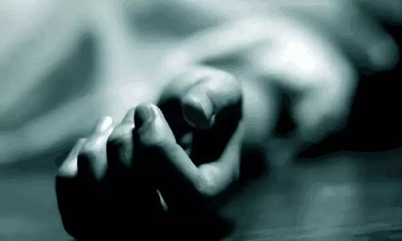 ഇഷ്ട ഭക്ഷണം പാകം ചെയ്ത് നൽകിയില്ല; മകൻ അമ്മയെ വീടിന് മുകളിൽ നിന്ന് തള്ളിയിട്ട് കൊലപ്പെടുത്തി ഇഷ്ട ഭക്ഷണം പാകം ചെയ്ത് നൽകിയില്ല; മകൻ അമ്മയെ വീടിന് മുകളിൽ നിന്ന് തള്ളിയിട്ട് കൊലപ്പെടുത്തി