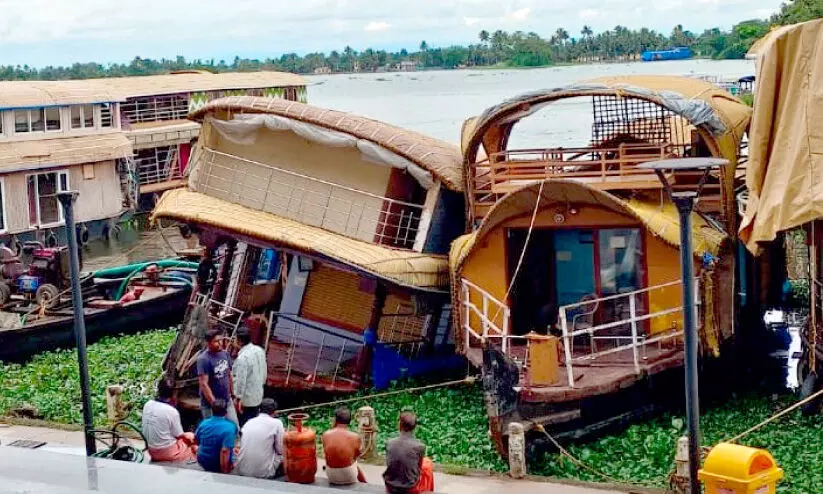 രണ്ടിടത്ത് ഹൗസ്ബോട്ട് മുങ്ങി; 50 ലക്ഷത്തിന്റെ നഷ്ടം രണ്ടിടത്ത് ഹൗസ്ബോട്ട് മുങ്ങി; 50 ലക്ഷത്തിന്റെ നഷ്ടം