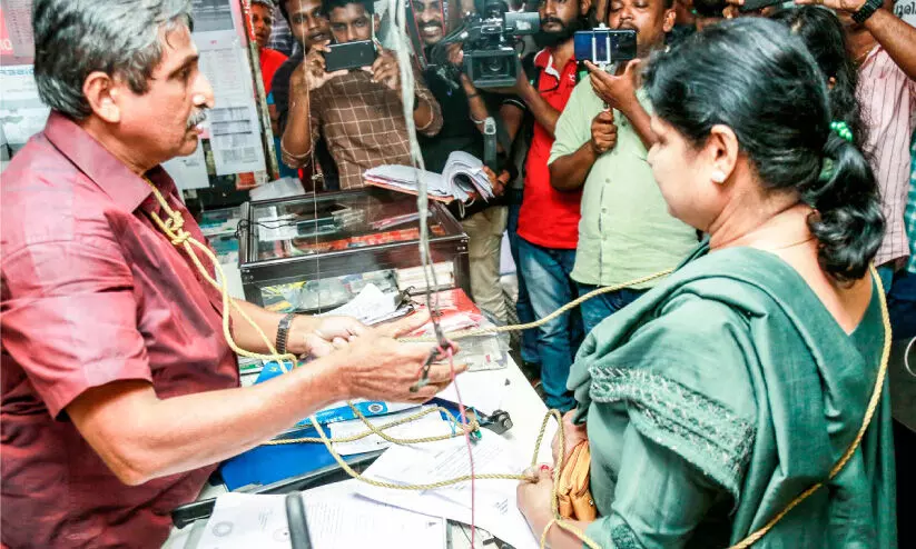 നഗരസഭ പൂട്ടിയ സ്ഥാപനം വീണ്ടും തുറന്നു; ഒഴിപ്പിക്കാനെത്തിയപ്പോൾ ആത്മഹത്യ ഭീഷണി നഗരസഭ പൂട്ടിയ സ്ഥാപനം വീണ്ടും തുറന്നു; ഒഴിപ്പിക്കാനെത്തിയപ്പോൾ ആത്മഹത്യ ഭീഷണി