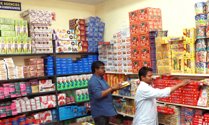 ദീപാവലി വർണശബളമാക്കാൻ പടക്കവിപണി ദീപാവലി വർണശബളമാക്കാൻ പടക്കവിപണി