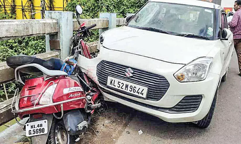 നിയന്ത്രണംവിട്ട കാർ സ്കൂട്ടറിലിടിച്ച് അപകടം നിയന്ത്രണംവിട്ട കാർ സ്കൂട്ടറിലിടിച്ച് അപകടം