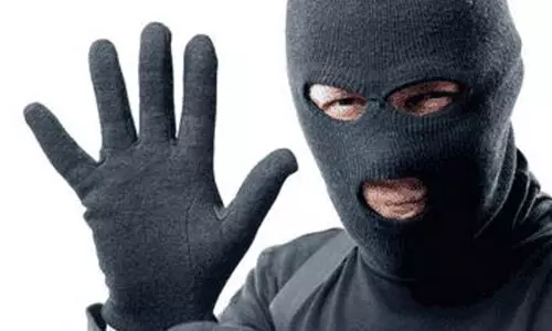 യു​വ​തി​യെ കൊ​ള്ള​യ​ടി​ച്ച ര​ണ്ടു​ പേ​ർ​ക്ക്​ 10 വ​ർ​ഷം ത​ട​വ്​