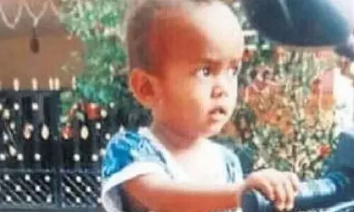 തു​റ​ന്നു​കി​ട​ന്ന ഓ​വു​ചാ​ലി​ൽ മൂ​ന്നു​വ​യ​സ്സു​കാ​ര​നെ കാ​ണാ​താ​യി