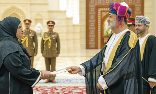 പു​തി​യ അം​ബാ​സ​ഡ​ർ​മാ​ർ സു​ൽ​ത്താ​ന്​ അ​ധി​കാ​ര​പ​ത്രം കൈ​മാ​റി