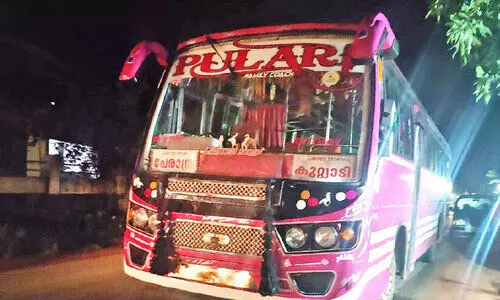 ജീവൻ വേണമെങ്കിൽ മാറിനിന്നോളൂ; നാട്ടുകാർ അമിതവേഗം ചോദ്യം ചെയ്തു, യാത്രക്കാരെ രാത്രി പെരുവഴിയിലിറക്കി ജീവൻ വേണമെങ്കിൽ മാറിനിന്നോളൂ; നാട്ടുകാർ അമിതവേഗം ചോദ്യം ചെയ്തു, യാത്രക്കാരെ രാത്രി പെരുവഴിയിലിറക്കി