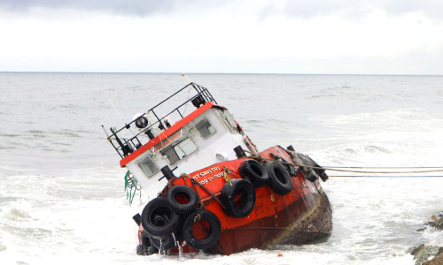 ടഗ് തിരയിൽപെട്ട് മറിഞ്ഞു; തൊഴിലാളികൾ രക്ഷപ്പെട്ടു