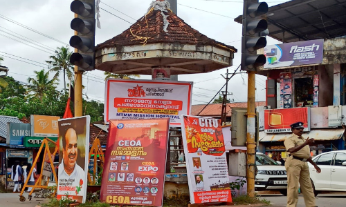 ട്രാഫിക് ഐലന്‍ഡിൽ കൊടിതോരണങ്ങളും ഫ്ലക്സ് ബോർഡുകളും; ഡ്രൈവർമാരുടെ കാ​ഴ്ച മ​റ​യു​ന്ന​തി​നാ​ൽ വാഹനാപ​ക​ടം പതിവ്​​