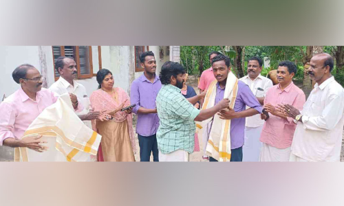 ട്രെയിനിന് മുന്നിൽനിന്ന് വീട്ടമ്മയെ രക്ഷിച്ച വിദ്യാർഥിയെ അനുമോദിച്ചു