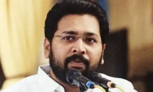 ശശി തരൂരിനെ  കോൺഗ്രസ് നേതൃത്വം തള്ളുകയില്ലെന്ന്  വിശ്വസിക്കുന്നുവെന്ന് കെ.എസ് ശബരീനാഥൻ