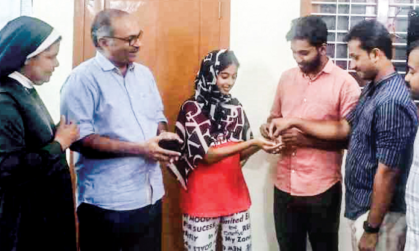 വീണുകിട്ടിയ സ്വർണക്കൊലുസ് ഉടമയെ തിരിച്ചേൽപ്പിച്ചു വീണുകിട്ടിയ സ്വർണക്കൊലുസ് ഉടമയെ തിരിച്ചേൽപ്പിച്ചു