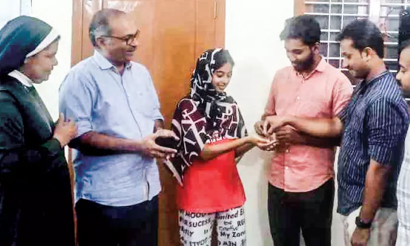 വീണുകിട്ടിയ സ്വർണക്കൊലുസ് ഉടമയെ തിരിച്ചേൽപ്പിച്ചു വീണുകിട്ടിയ സ്വർണക്കൊലുസ് ഉടമയെ തിരിച്ചേൽപ്പിച്ചു