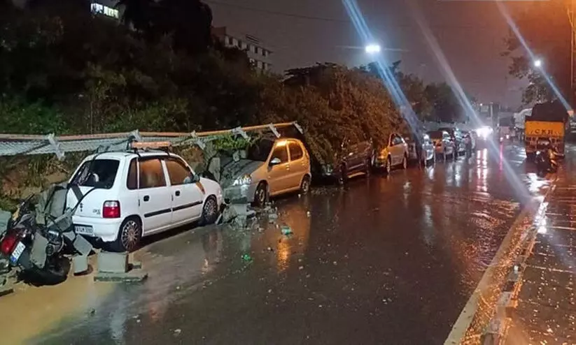 ﻿കനത്ത മഴ; ബംഗളൂരു നഗരത്തിൽ മതിൽ ഇടിഞ്ഞു വീണു