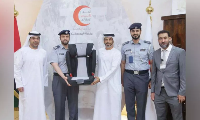 കുടുംബങ്ങള്ക്ക് അബൂദബി പൊലീസിന്റെ കുട്ടിസീറ്റ് സമ്മാനം കുടുംബങ്ങള്ക്ക് അബൂദബി പൊലീസിന്റെ കുട്ടിസീറ്റ് സമ്മാനം