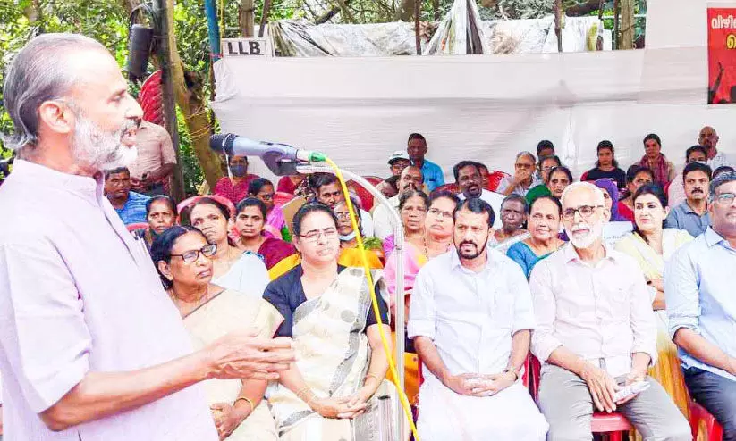 വിഴിഞ്ഞം സമരം: കലക്ടറേറ്റ് പടിക്കൽ ഐക്യദാർഢ്യ ധർണ